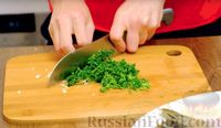 Фото приготовления рецепта: Салат с кальмарами, креветками и соусом из петрушки с чесноком - шаг №2