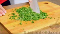 Фото приготовления рецепта: Салат с кальмарами, креветками и соусом из петрушки с чесноком - шаг №3
