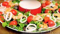 Фото приготовления рецепта: Салат с кальмарами, креветками и соусом из петрушки с чесноком - шаг №9