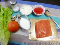 Фото приготовления рецепта: Праздничный салат с красной рыбой и хурмой - шаг №1