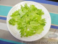 Фото приготовления рецепта: Праздничный салат с красной рыбой и хурмой - шаг №6
