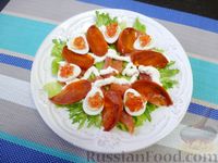 Фото приготовления рецепта: Праздничный салат с красной рыбой и хурмой - шаг №10
