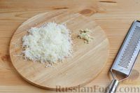 Фото приготовления рецепта: Праздничный салат с курицей и сырными шариками - шаг №4