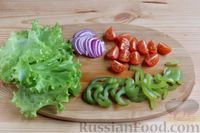 Фото приготовления рецепта: Праздничный салат с курицей и сырными шариками - шаг №8