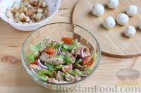 Фото приготовления рецепта: Праздничный салат с курицей и сырными шариками - шаг №10