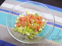 Фото приготовления рецепта: Салат с красной рыбой, фруктами и миндалём - шаг №5