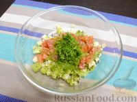 Фото приготовления рецепта: Салат с красной рыбой, фруктами и миндалём - шаг №6