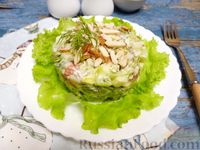Фото приготовления рецепта: Салат с красной рыбой, фруктами и миндалём - шаг №11