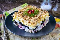 Фото к рецепту: Слоёный салат с курицей, черносливом и орехами
