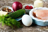Фото приготовления рецепта: Слоёный салат с курицей, черносливом и орехами - шаг №1