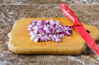 Фото приготовления рецепта: Слоёный салат с курицей, черносливом и орехами - шаг №4