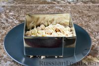 Фото приготовления рецепта: Слоёный салат с курицей, черносливом и орехами - шаг №9