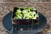 Фото приготовления рецепта: Слоёный салат с курицей, черносливом и орехами - шаг №12