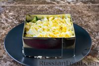 Фото приготовления рецепта: Слоёный салат с курицей, черносливом и орехами - шаг №13
