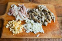Фото приготовления рецепта: Салат "Нежность" из кальмаров, грибов и яиц - шаг №2