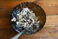 Фото приготовления рецепта: Салат "Нежность" из кальмаров, грибов и яиц - шаг №3