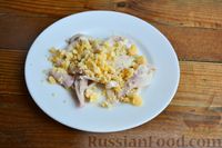 Фото приготовления рецепта: Салат "Нежность" из кальмаров, грибов и яиц - шаг №5