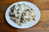 Фото приготовления рецепта: Салат "Нежность" из кальмаров, грибов и яиц - шаг №7