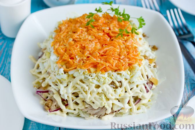 Салат с колбасным копчёным сыром и крабовыми палочками: рецепт - Лайфхакер