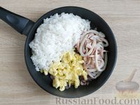 Фото приготовления рецепта: Рис с кальмарами и яйцом - шаг №10