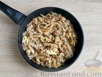 Фото приготовления рецепта: Рис с кальмарами и яйцом - шаг №12