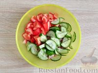 Фото приготовления рецепта: Салат "Малибу" с копчёной курицей, овощами и сыром - шаг №3