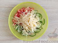 Фото приготовления рецепта: Салат "Малибу" с копчёной курицей, овощами и сыром - шаг №4