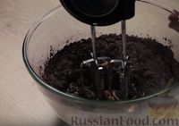 Фото приготовления рецепта: Шоколадный бисквитный рулет со сливочным кремом - шаг №3
