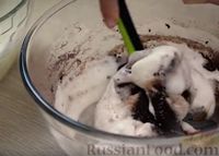 Фото приготовления рецепта: Шоколадный бисквитный рулет со сливочным кремом - шаг №5