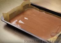 Фото приготовления рецепта: Шоколадный бисквитный рулет со сливочным кремом - шаг №6