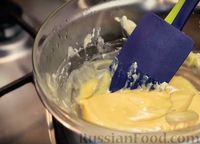 Фото приготовления рецепта: Шоколадный бисквитный рулет со сливочным кремом - шаг №7