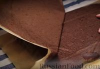 Фото приготовления рецепта: Шоколадный бисквитный рулет со сливочным кремом - шаг №13