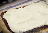 Фото приготовления рецепта: Шоколадный бисквитный рулет со сливочным кремом - шаг №14
