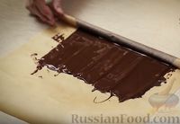 Фото приготовления рецепта: Шоколадный бисквитный рулет со сливочным кремом - шаг №17