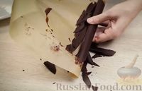 Фото приготовления рецепта: Шоколадный бисквитный рулет со сливочным кремом - шаг №18