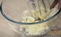 Фото приготовления рецепта: Шоколадный бисквитный рулет со сливочным кремом - шаг №8