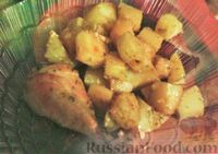 Фото к рецепту: Куриные ножки с картофелем, запечённые в рукаве
