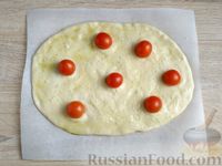Фото приготовления рецепта: Картофельная фокачча с помидорами - шаг №13
