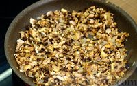 Фото приготовления рецепта: Куриный рулет с грибами и сыром - шаг №8