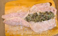 Фото приготовления рецепта: Куриный рулет с грибами и сыром - шаг №11