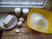 Фото приготовления рецепта: Салат с колбасой, кукурузой, сыром, яичными блинчиками и сухариками - шаг №4