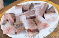 Фото приготовления рецепта: Нежный хек в луковом соусе - шаг №1
