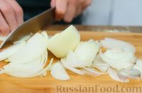 Фото приготовления рецепта: Нежный хек в луковом соусе - шаг №3