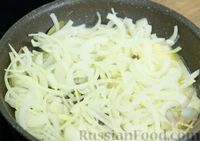 Фото приготовления рецепта: Нежный хек в луковом соусе - шаг №5