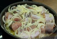 Фото приготовления рецепта: Нежный хек в луковом соусе - шаг №6