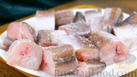 Фото приготовления рецепта: Нежный хек в луковом соусе - шаг №2