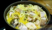 Фото приготовления рецепта: Нежный хек в луковом соусе - шаг №7