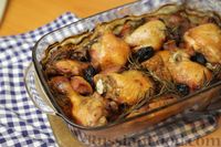 Фото к рецепту: Курица с айвой, черносливом и розмарином (в духовке)