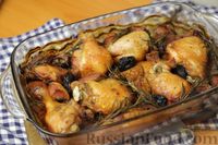 Фото приготовления рецепта: Курица с айвой, черносливом и розмарином (в духовке) - шаг №6