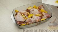 Фото приготовления рецепта: Курица с айвой, черносливом и розмарином (в духовке) - шаг №3